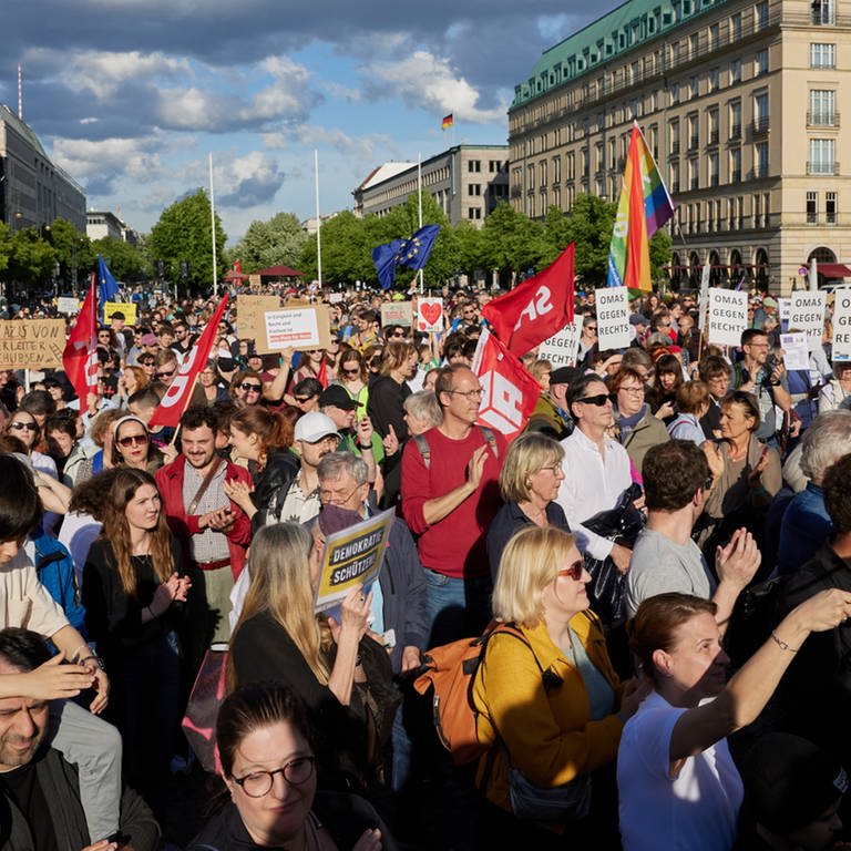 Teilnehmer einer Demonstration gegen Gewalt und für Demokratie in Dresden (Foto: dpa)