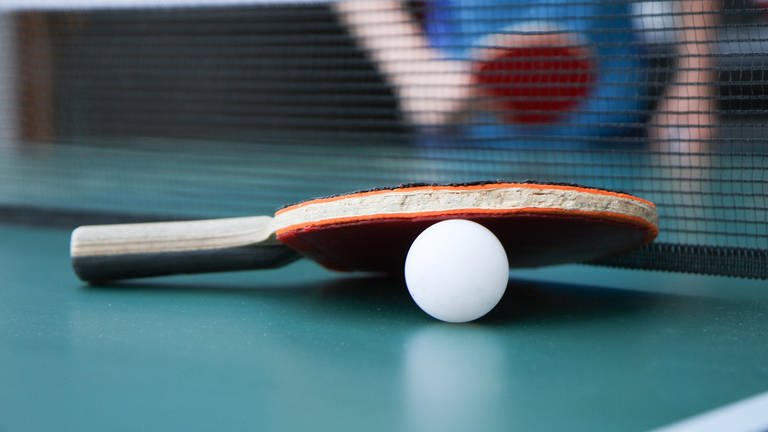 Tischtennisschläger und Ball auf einer Tischtennisplatte (Foto: dpa Bildfunk, picture alliance  Eibner-Pressefoto  Fleig  Eibner-Pressefoto)