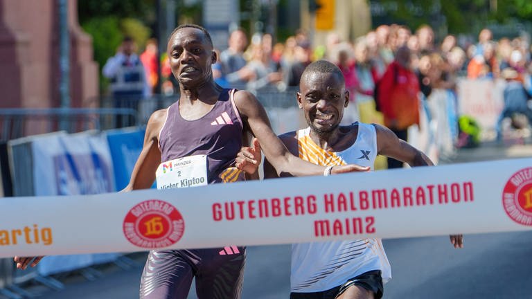 Victor Kiptoo und Benson Nzioki kommen nach einem harten Schluss-Sprint zeitgleich ins Ziel. Es gibt zwei Sieger beim Gutenberg Halbmarathon. (Foto: dpa Bildfunk, Picture Alliance)