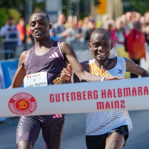 Victor Kiptoo und Benson Nzioki kommen nach einem harten Schluss-Sprint zeitgleich ins Ziel. Es gibt zwei Sieger beim Gutenberg Halbmarathon. (Foto: dpa Bildfunk, Picture Alliance)