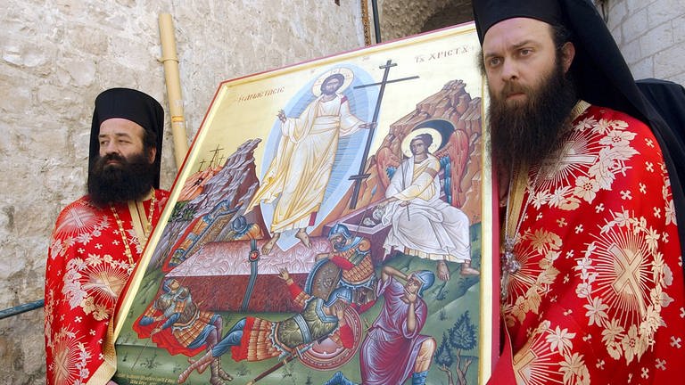 Griechisch-orthodoxe Priester tragen eine Ikone Jesu Christi anlässlich des Ostersonntages in Jerusalem 2004